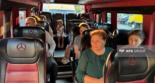 Члены семей переселенцев. 30 июля 2025 года. Фото: АПА https://ru.apa.az/sotsium/v-gorod-dzebrail-otpravlena-ocerednaya-gruppa-pereselencev-foto-617219