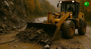 Уборка последствий схода селевых потоков. Иллюстрация создана «Кавказским узлом» с помощью ИИ в программе Copilot
Уборка последствий схода селевых потоков. Иллюстрация создана «Кавказским узлом» с помощью ИИ в программе Copilot