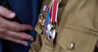 Орден Мужества убитого на СВО отца вручили его дочери. Стоп-кадр видео из Telegram-канала администрации Хасавюрта от 06.09.25, https://t.me/gohasavyurt/19101. Орден Мужества убитого на СВО отца вручили его дочери. Стоп-кадр видео из Telegram-канала администрации Хасавюрта от 06.09.25, https://t.me/gohasavyurt/19101.