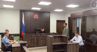 Александр Протасов (справа) в зале суда. Скриншот видео https://www.instagram.com/reel/DPBIkknDuKk/ принадлежит компании Meta деятельность которой запрещена в России Александр Протасов (справа) в зале суда. Скриншот видео https://www.instagram.com/reel/DPBIkknDuKk/ принадлежит компании Meta деятельность которой запрещена в России