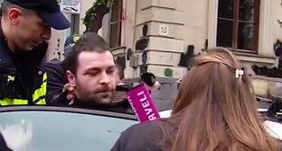 Гела Хасая. Фото: https://www.interpressnews.ge/ru/article/167599-u-zdaniia-parlamenta-gruzii-sotrudniki-pravookhranitelnykh-organov-zaderzhali-aktivista-gelu-khasaia