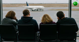 Пассажиры ждут вылета. Иллюстрация создана «Кавказским узлом» с помощью ИИ в программе Copilot