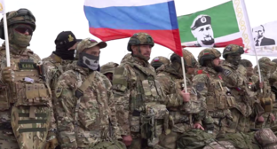 Группа бойцов в аэропорту Грозного. Скриншот фото из Telegram-канала рамзана Кадырова от 04.10.25, https://t.me/RKadyrov_95/6057.