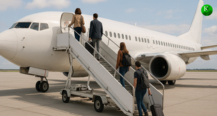 Пассажиры поднимаются на борт самолета. Иллюстрация создана "Кавказским узлом" с помощью ИИ в программе Copilot Пассажиры поднимаются на борт самолета. Иллюстрация создана "Кавказским узлом" с помощью ИИ в программе Copilot