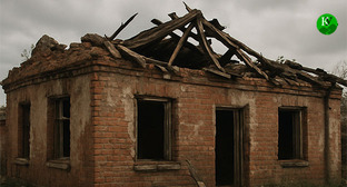 Разрушенный дом. Иллюстрация "Кавказского узла", созданная с помощью ИИ в программе Copilot Разрушенный дом. Иллюстрация "Кавказского узла", созданная с помощью ИИ в программе Copilot