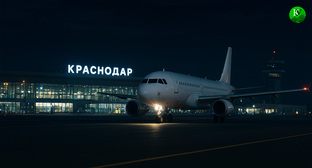 Самолет у аэропорта Краснодара. Иллюстрация создана «Кавказским узлом» с помощью ИИ в программе Copilot Самолет у аэропорта Краснодара. Иллюстрация создана «Кавказским узлом» с помощью ИИ в программе Copilot