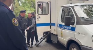 Сергея Леся привезли в суд. 12 октября 2025 года. Кадр видео объединенной пресс-службы судов Краснодарского края https://t.me/opskuban/1322 Сергея Леся привезли в суд. 12 октября 2025 года. Кадр видео объединенной пресс-службы судов Краснодарского края https://t.me/opskuban/1322