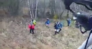 Эвакуация туристов с детьми в горах Сочи. 13 октября 2025 г. Скриншот видео t.me/mchs_kuban Эвакуация туристов с детьми в горах Сочи. 13 октября 2025 г. Скриншот видео t.me/mchs_kuban