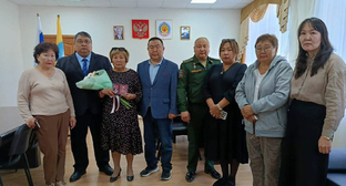 Семьи погибших бойцов Павла Лущаева и Нарана Санджиева во время награждения. Октябрь 2025 г. Фото: https://riakalm.ru/ Семьи погибших бойцов Павла Лущаева и Нарана Санджиева во время награждения. Октябрь 2025 г. Фото: https://riakalm.ru/