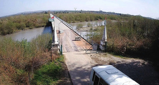 Мост на КПП "Ингур". Скриншот видео https://go-abxazia.ru/12801-2/ Мост на КПП "Ингур". Скриншот видео https://go-abxazia.ru/12801-2/