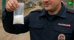 Полицейский с уликой. Иллюстрация создана «Кавказским узлом» с помощью ИИ в программе Copilot Полицейский с уликой. Иллюстрация создана «Кавказским узлом» с помощью ИИ в программе Copilot