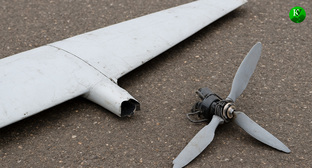 Обломки БПЛА. Иллюстрация создана «Кавказским узлом» с помощью ИИ в программе Copilot
Обломки БПЛА. Иллюстрация создана «Кавказским узлом» с помощью ИИ в программе Copilot