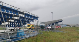 Упавшая трибуна. Скриншот фото "Батайск город" от 13.11.25, https://t.me/batayskgorod/35761. Упавшая трибуна. Скриншот фото "Батайск город" от 13.11.25, https://t.me/batayskgorod/35761.