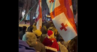 Акция протеста в Тбилиси. 8 ноября 2025 г. Скриншот видео Gvantsa Jobava https://t.me/Tbilisi_life/43315 Акция протеста в Тбилиси. 8 ноября 2025 г. Скриншот видео Gvantsa Jobava https://t.me/Tbilisi_life/43315