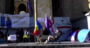 Участники голодовки у парламента Грузии. Стоп-кадр видео из YouTube-канала TV Pirveli от 19.11.25, https://www.youtube.com/watch?v=DqBHEK1VrYU&t=14s Участники голодовки у парламента Грузии. Стоп-кадр видео из YouTube-канала TV Pirveli от 19.11.25, https://www.youtube.com/watch?v=DqBHEK1VrYU&t=14s