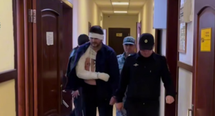 Пилот вертолета арестован в Махачкале. Стоп-кадр видео из Telegram-канала "Фемида Дагестана" от 19.11.25, https://t.me/Femida_Dagestana/301. Пилот вертолета арестован в Махачкале. Стоп-кадр видео из Telegram-канала "Фемида Дагестана" от 19.11.25, https://t.me/Femida_Dagestana/301.