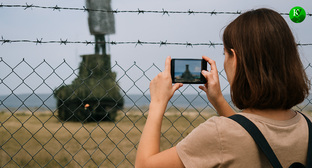 Девушка фотографирует военный объект. Иллюстрация создана «Кавказским узлом» с помощью ИИ в программе Copilot Девушка фотографирует военный объект. Иллюстрация создана «Кавказским узлом» с помощью ИИ в программе Copilot