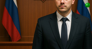 Мужчина в зале суда. Иллюстрация "Кавказского узла" созданная при помощи ИИ в программе Copilot Мужчина в зале суда. Иллюстрация "Кавказского узла" созданная при помощи ИИ в программе Copilot