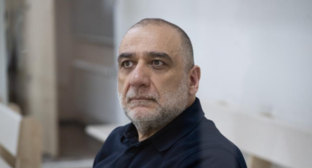 Рубен Варданян в суде. Фото Report.Az от 19.08.25, https://report.az/ru/proisshestviya/v-bakinskom-sude-poterpevshie-i-ih-pravopreemniki-dali-pokazaniya-po-delu-vardanyanayu/