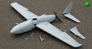 Обломки БПЛА. Сгенерируй пожалуйста горизонтальную картинку: Обломки БПЛА. Сгенерируй пожалуйста горизонтальную картинку: