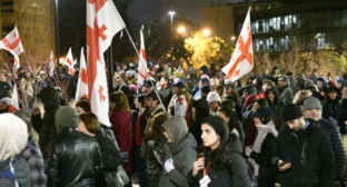 Участники акции протеста. Скриншот фото "Интерпрессньюс" от 04.12.25, https://www.interpressnews.ge/ka/article/856509-rustavelis-gamzirze-shekrebili-momitingeebi-msvlelobas-martaven