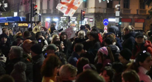 Участники акции протеста в Тбилиси. Скриншот фото "Интерпрессньюс" от 06.12.25, https://www.interpressnews.ge/ru/article/172142-prokhodit-aktsiia-shestvie-pod-devizom-rezhim-nas-otravliaet-dolzhno-byt-provedeno-mezhdunarodnoe-rassledovanie