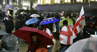 Сторонники евроинтеграции у парламента Грузии. Скриншот фото "Интерпрессньюс" от 07.12.25, https://www.interpressnews.ge/ka/article/856684-parlamenttan-saprotesto-akcia-mimdinareobs