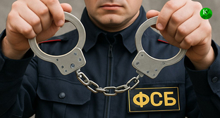 Сотрудник ФСБ держит наручники. Иллюстрация "Кавкаского узла" созданная ИИ при помощи программы Copilot Сотрудник ФСБ держит наручники. Иллюстрация "Кавкаского узла" созданная ИИ при помощи программы Copilot