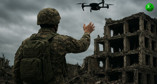 Военный запускает дрон. Иллюстрация создана «Кавказским узлом» с помощью ИИ в программе Copilot