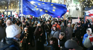 Участники акции в Тбилиси. Скриншот фото "Интерпрессньюс" от 19.12.25, https://www.interpressnews.ge/ka/article/857819-akciis-monacileebi-saprotesto-msvlelobas-martaven