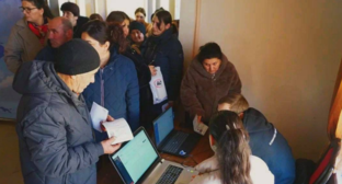 Карабахские беженцы в очереди за гуманитарной помощью. Скриншот фото из Telegram-канала Мики Бадаляна от 20.12.25, https://t.me/mikayelbad/45241.