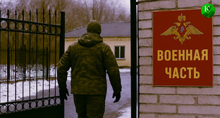 Военный около части. Иллюстрация создана «Кавказским узлом» с помощью ИИ в программе Copilot