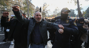 Сотрудник полиции задерживает активиста. Фото Азиза Каримова для "Кавказского узла"