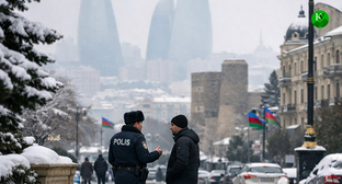 Сотрудник полиции общается с мужчиной. Иллюстрация создана "Кавказским узлом" при помощи ИИ в программе Copilot