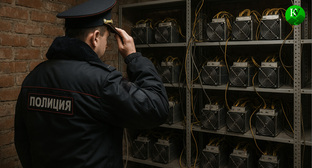 Силовик и майнинг-ферма. Иллюстрация создана «Кавказским узлом» с помощью ИИ в программе Copilot