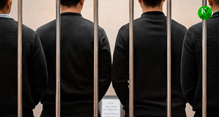 Осужденные в зале суда. Иллюстрация создана "Кавказским узлом" при помощи ИИ в программе Copilot