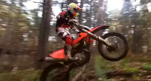 "Эндурист" в лесу. Стоп-кадр из YouTube-канала "Серый инженер" https://www.youtube.com/watch?v=SQVjjNg3So8