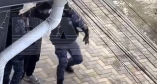 Задержание подозреваемого в стрельбе у техникума в Анапе. 11 февраля 2026 г. Скриншот видео Телеграм-канал Baza