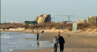 Пляж в Анапе. Скриншот фото Юрия Озаровского от 1ё5.02.26, https://t.me/MoreOz/116801.