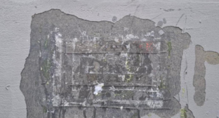 20-я временная табличка исчезла с дома Политковской. Скриншот фото https://t.me/sotavisionmedia/56325