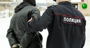 Сотрудник полиции задерживает подозреваемого. Иллюстрация создана "Кавказским узлом" при помощи ИИ в программе Copilot