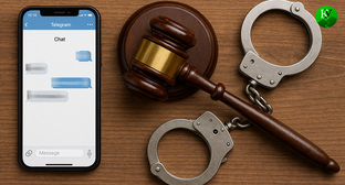 Смартфон и молоток судьи. Иллюстрация создана «Кавказским узлом» с помощью ИИ в программе Copilot