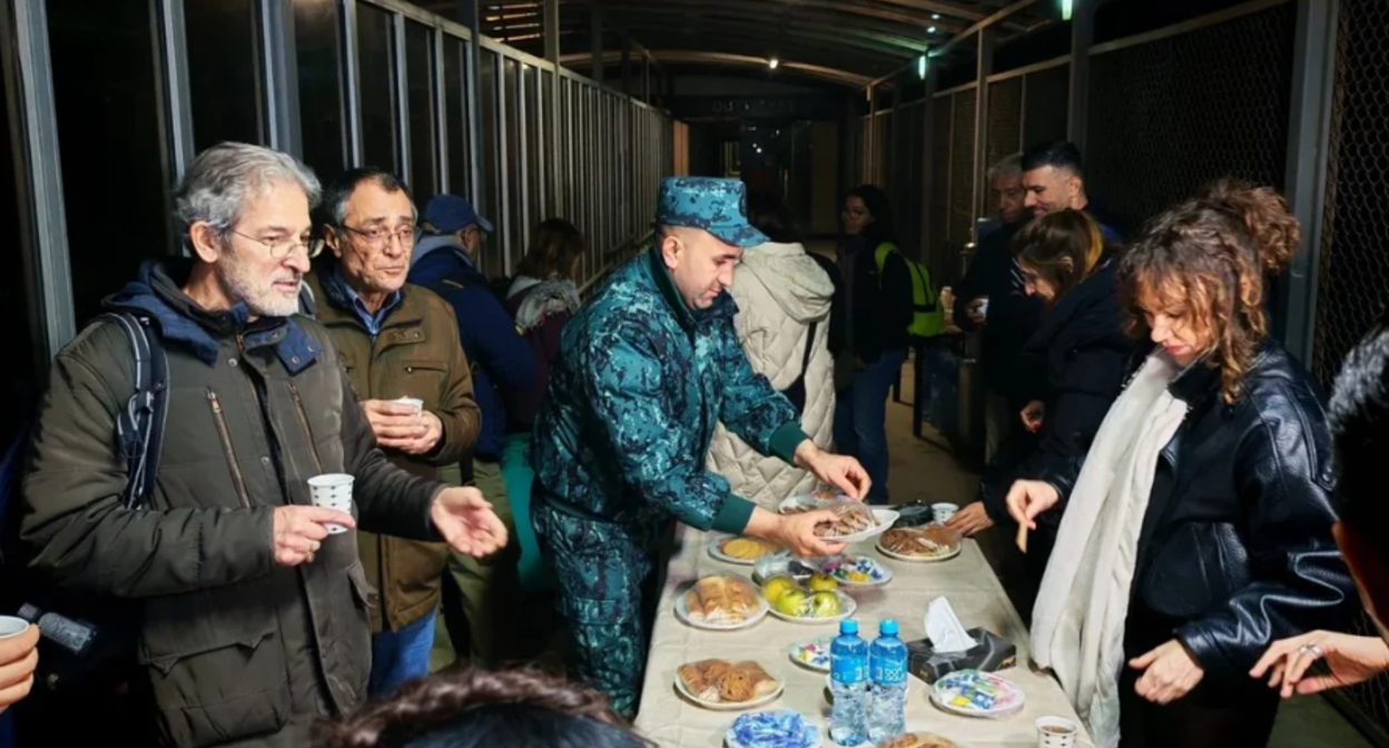 Эвакуация на ППП в Азербайджане. Скриншот фото Report от 07.03.26, https://report.az/ru/vneshnyaya-politika/iz-irana-v-azerbajdzhan-evakuirovan-1761-grazhdanin-66-stran