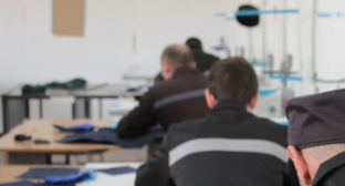 Осужденные в чеченкой колонии. Скриншот фото "Грозный-информ" от 25.10.22, https://www.grozny-inform.ru/multimedia/photos/144937/