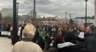 Участники акции в Тбилиси. Скриншот фото "Интерпрессньюс" от 28.03.26, https://www.interpressnews.ge/ka/article/865742-mtavrobis-administraciastan-diushenit-daavadebuli-bavshvebis-mxardamcheri-akcia-gaimarta