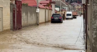 Затопленные улицы Махачкалы. Стоп-кадр видео администрации Махачкалы от 05.04.26, https://t.me/makhachkalaofficial/21649