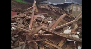 Разрушенный дом в селе Кирки. Стоп-кадр видео из Telegram-канала Запира Гасанова от 05.04.26, https://t.me/ZapirGasanov/18275.