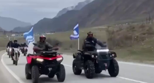 Автопробег в Черекском районе. Стоп-кадр видео из Telegram-канала администрации главы КБР от 28.03.26, https://t.me/pravitelstvokbr/18786.