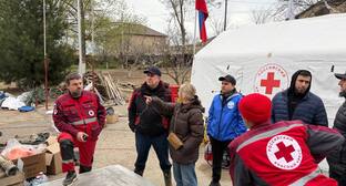 Представители Красного Креста в Мамедкале. Фото: пресс-служба уполномоченного по правам человека в Дагестане / dagombu.ru