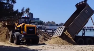 Засыпка привозным песком пляжей Анапы. Стоп-кадр видео из Telegram-канала Макса Анапского от 25.04.26, https://t.me/maksanapskii/19017.